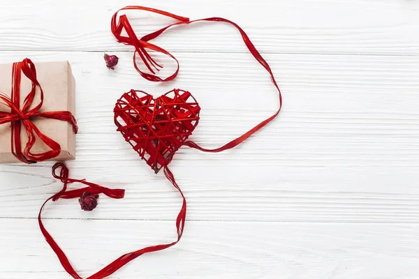 세련 된 공예 선물 상자와 심장 — 스톡 사진