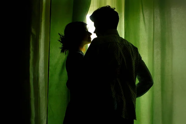 Casal de pé em cortinas verdes — Fotografia de Stock