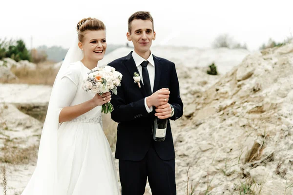 Счастливая невеста и жених тосты — стоковое фото