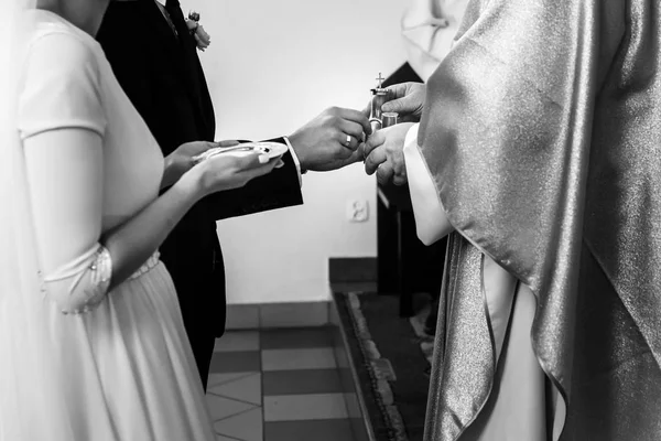 Bruid en bruidegom communie voorbereiding — Stockfoto