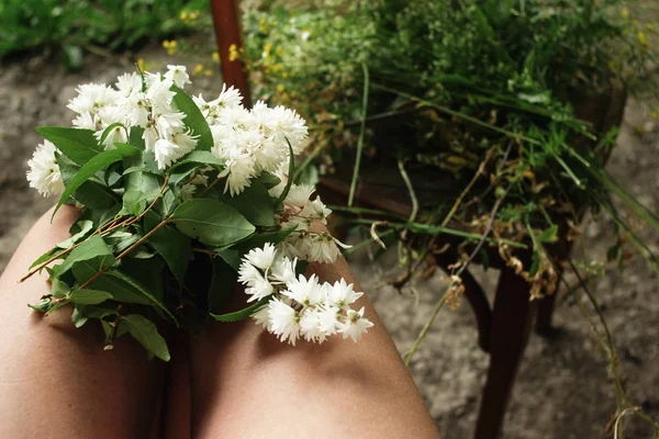 Belles fleurs blanches sur les jambes — Photo