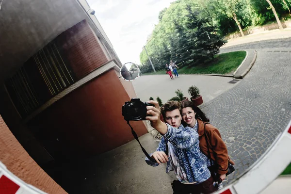 Hipster szczęśliwa para biorąc selfie — Zdjęcie stockowe