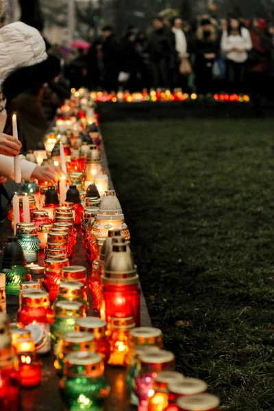 Tömeg az emberek világító gyertyák — Stock Fotó