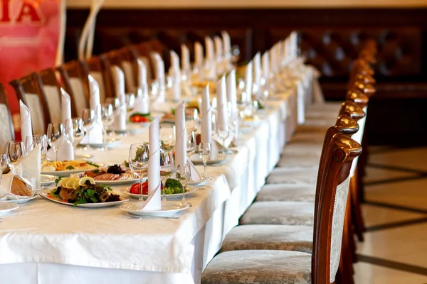 Stijlvolle tafel met eten en drinken — Stockfoto