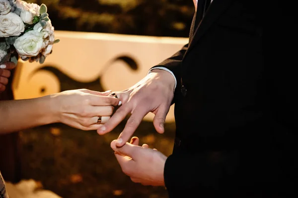 Splendida sposa e sposo elegante — Foto Stock