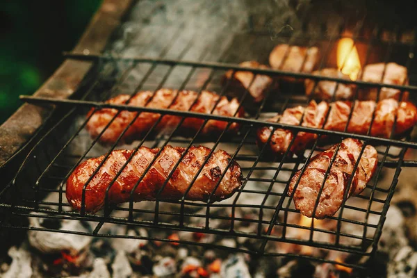 Saucisses grillées rôties sur des grilles — Photo