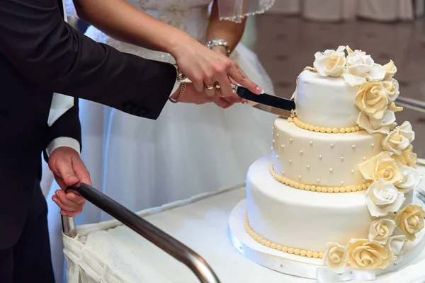 Νύφη και γαμπρός κοπή γαμήλια τούρτα — Φωτογραφία Αρχείου