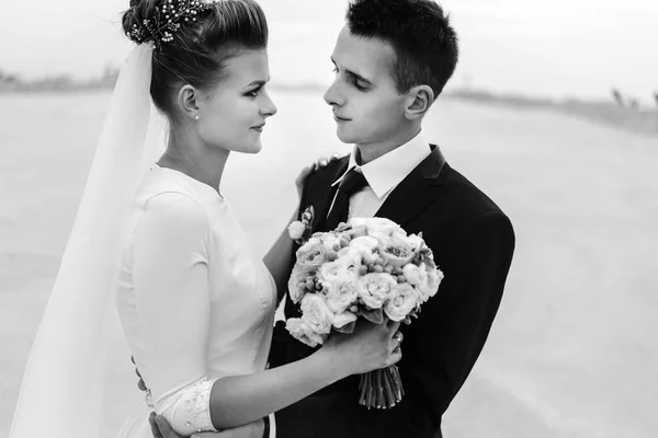 Nevěsta a ženich na písčité pobřeží — Stock fotografie