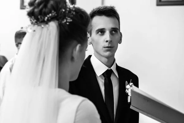 Felice sposa elegante ed elegante sposo — Foto Stock
