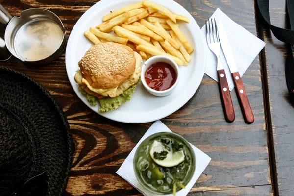 Kip hamburger met aardappel frietjes — Stockfoto