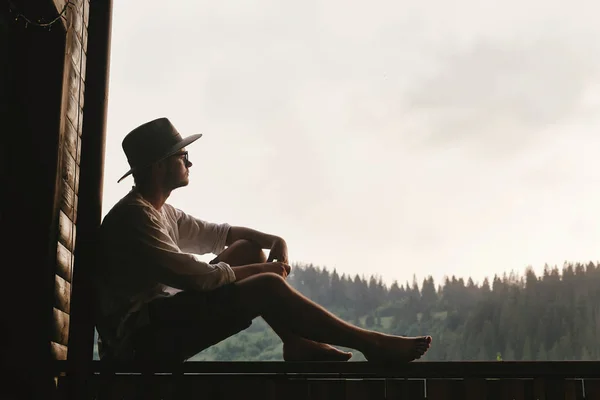 Hipster homem sentado na varanda — Fotografia de Stock