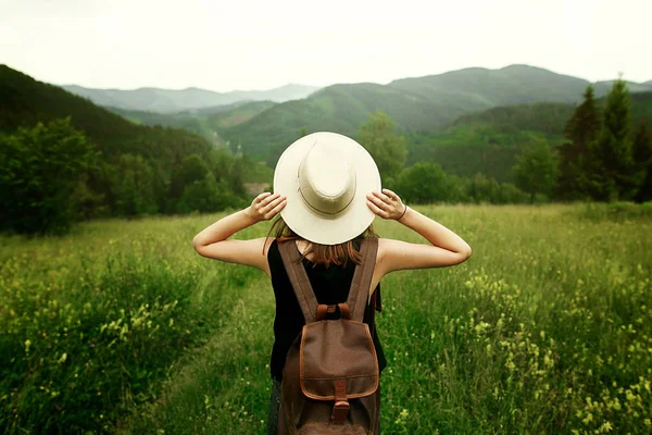 Voyageur femme avec sac à dos — Photo