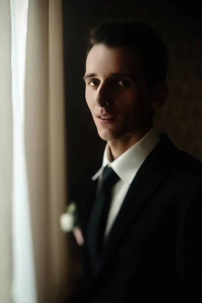 Groom getting ready in the morning — Stock Photo, Image