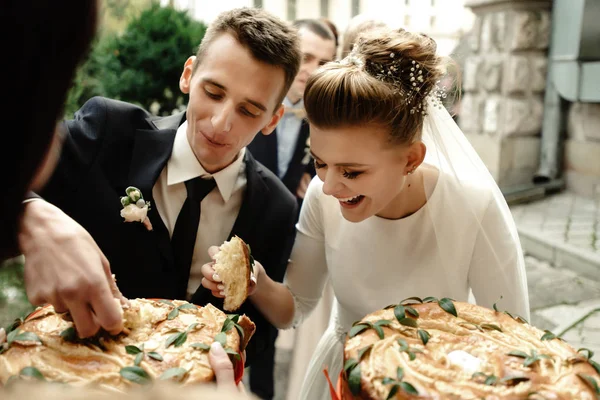 Feliz novia y novio degustación de pastel —  Fotos de Stock