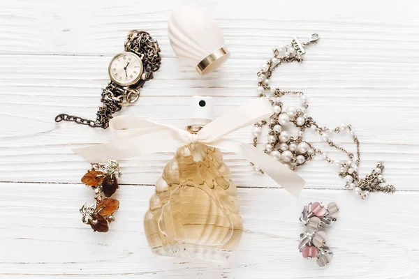 Luxus essentials ékszerek parfüm — Stock Fotó