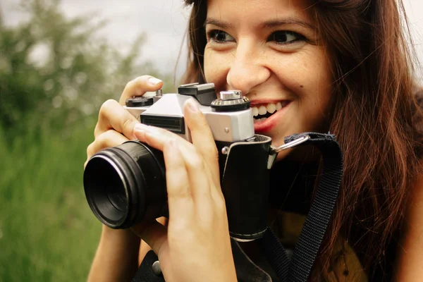 Žena cestující drží fotoaparát — Stock fotografie