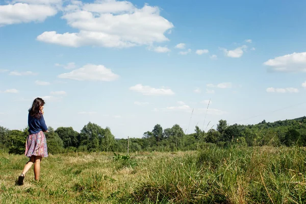 Vrouw hipster wandelen op zomer veld — Stockfoto