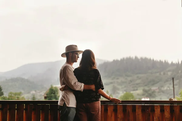 Hipster couple hugging on porch — Stock Photo, Image