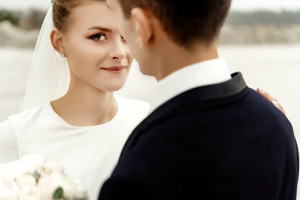 Happy bride and stylish groom — Stock Photo, Image