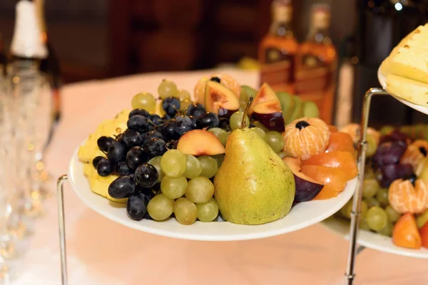 Deliciosa mesa de frutas com doces diferentes — Fotografia de Stock