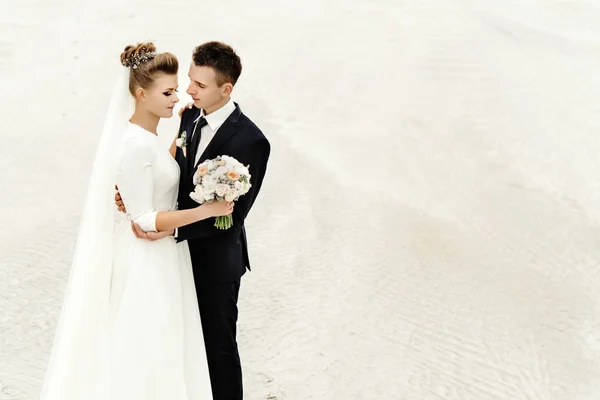 Brautpaar an der Sandküste — Stockfoto