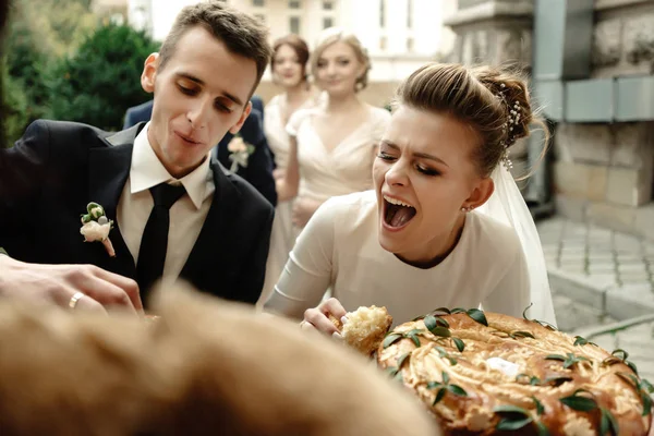 Glückliche Braut und Bräutigam Verkostung Kuchen — Stockfoto