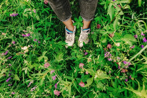 Hipster benen van de vrouw en sneakers — Stockfoto