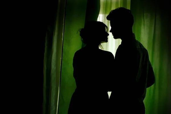 Casal de pé em cortinas verdes — Fotografia de Stock