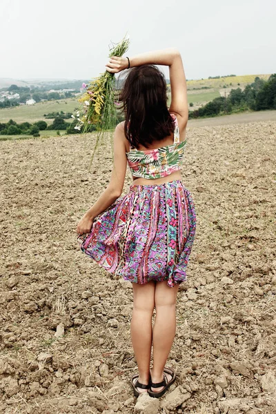 Hipster kobieta stojąc w lato pole — Zdjęcie stockowe