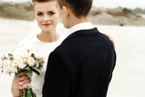 Gelukkige bruid en stijlvolle bruidegom — Stockfoto