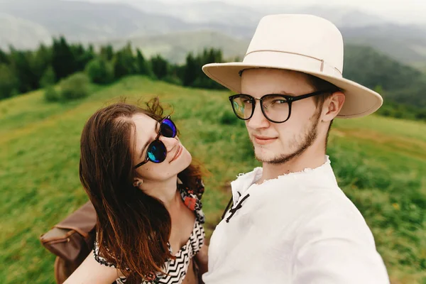 Stijlvolle hipster paar reizen en glimlachend bovenop berg — Stockfoto