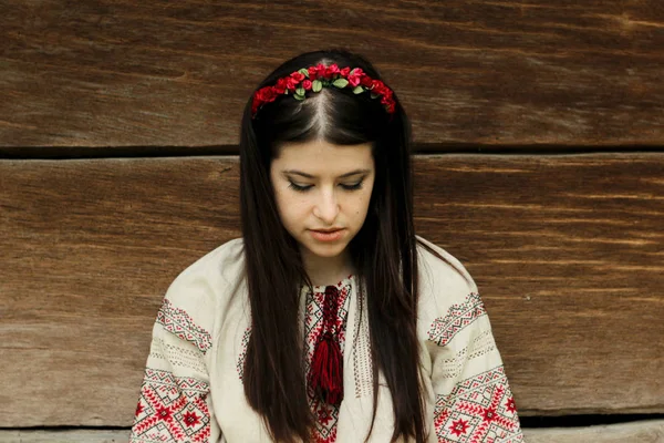 Femme en vêtements de broderie ukrainienne nationale — Photo