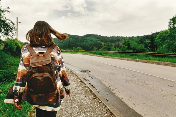 Backpak でスタイリッシュな流行に敏感な女性 — ストック写真