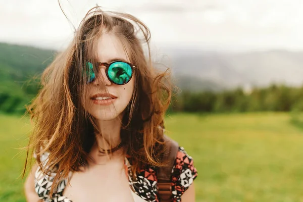 Mujer hipster elegante viajero — Foto de Stock