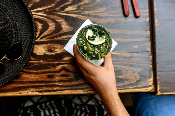 Man bedrijf lekkere mojito — Stockfoto