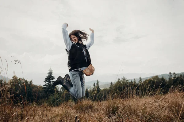 Reisender springt auf Berge — Stockfoto