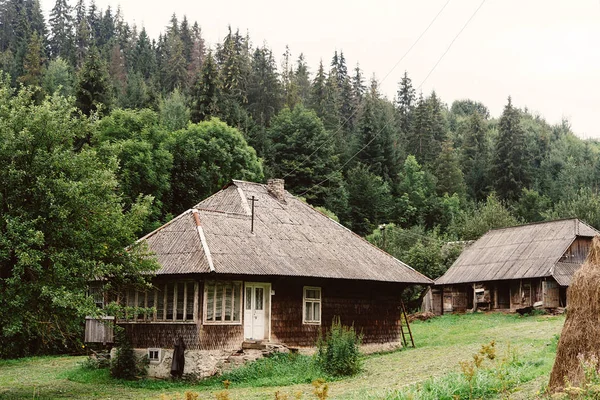 Piękne stare Domki drewniane kabiny — Zdjęcie stockowe