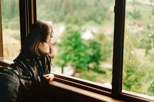 Stijlvolle hipster vrouw zitten ter venster — Stockfoto