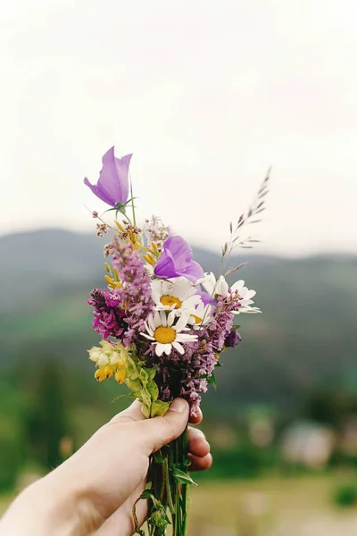 Mulher segurando flores selvagens — Fotografia de Stock