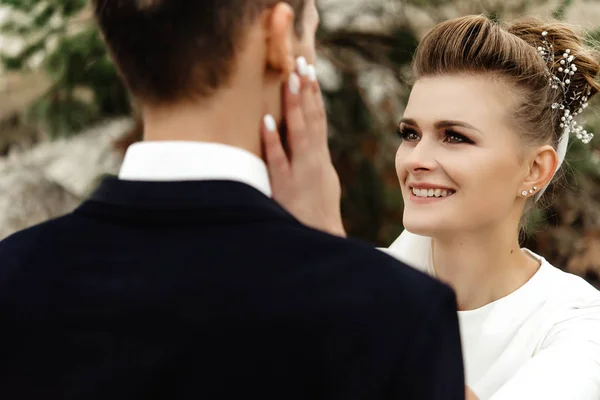 Lyckliga bruden tittar på hennes brudgum — Stockfoto