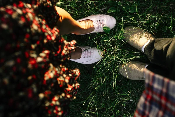 Pernas de hipsters elegantes felizes — Fotografia de Stock