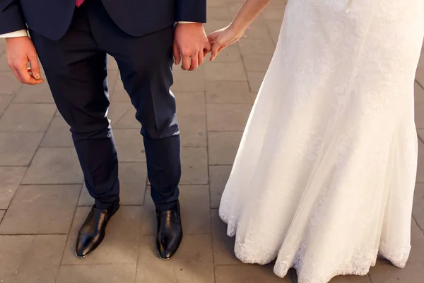Руки щасливої нареченої і нареченої — стокове фото