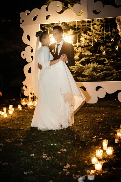 Wunderschöne Braut und stilvoller Bräutigam — Stockfoto