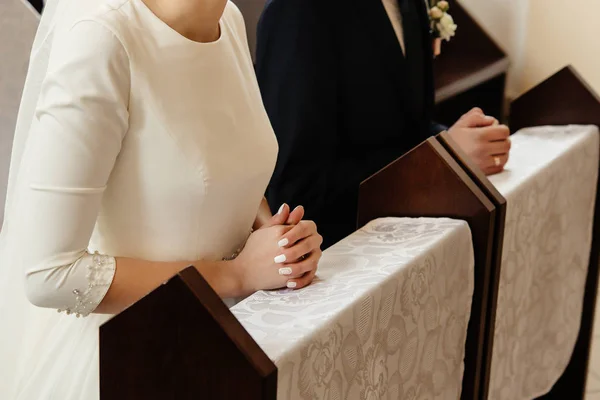 Bride and groom preparing for communion — Stock Photo, Image