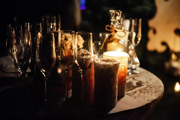 Copos de champanhe e velas — Fotografia de Stock