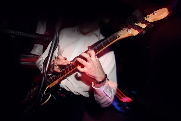 Guitarrista elegante tocando em um palco — Fotografia de Stock