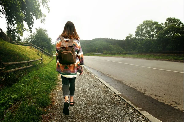 Frau mit Rucksack unterwegs — Stockfoto