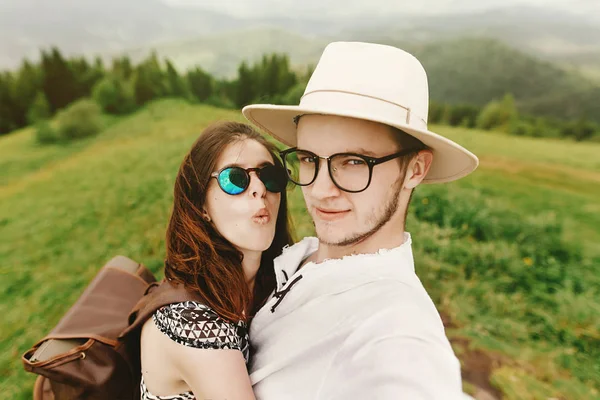 세련 된 hipster 커플 여행 — 스톡 사진