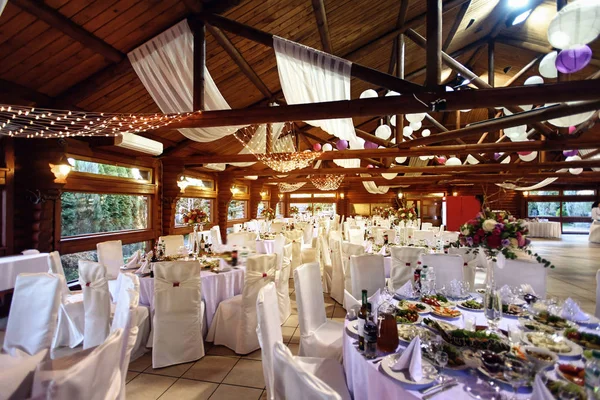 Lugar decorado para a recepção do casamento — Fotografia de Stock