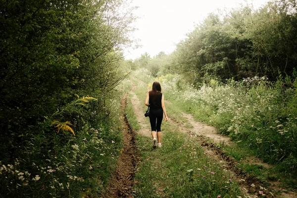 Mujer viajero caminando —  Fotos de Stock